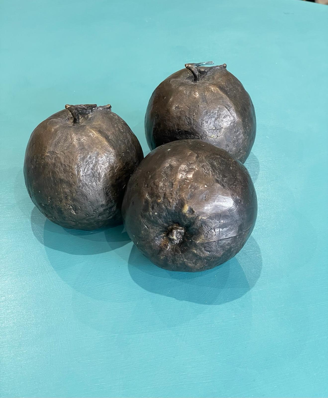 fifisfancyfurniture I have three of these gorgeous heavy solid bronze apples.
Lovely as table decoration or stopping the table cloth from blowing away on the al fresco dining table!!
H 11 cms
Diameter 10 cms
£19.95 each (or all 3 with 10% discount)
s/n K31G